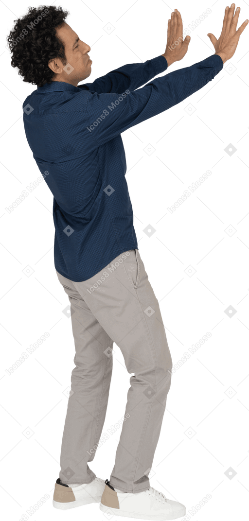 Vista lateral de um homem com roupas casuais mostrando um gesto de pare