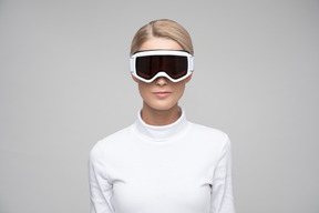 Junge blonde frau in der skibrille