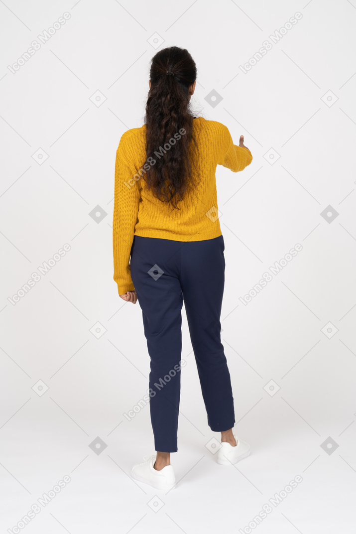 Вид сзади девушки в повседневной одежде, показывая большой палец вверх