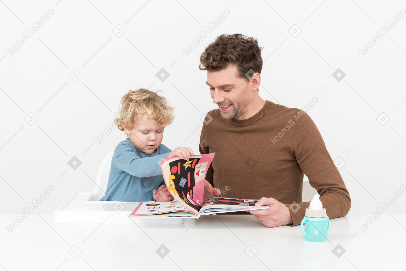 Padre e hijo leyendo un libro ilustrado