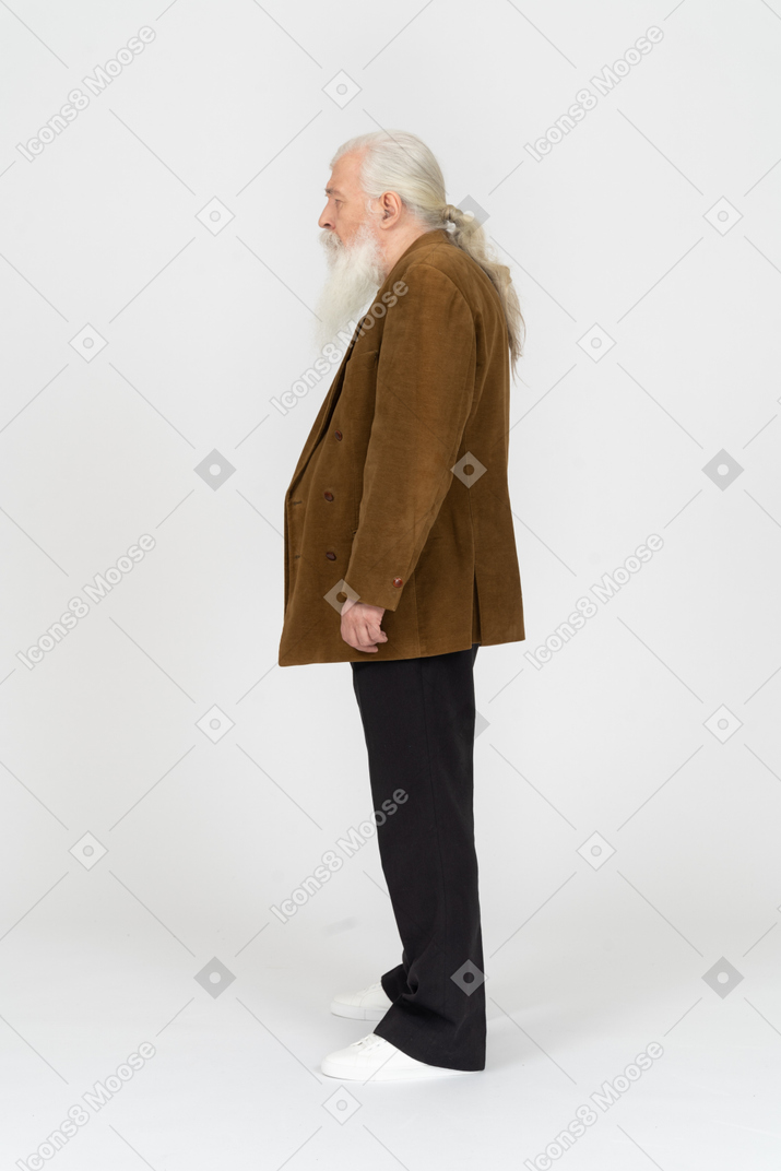 Homem grisalho em pé com os braços nas laterais