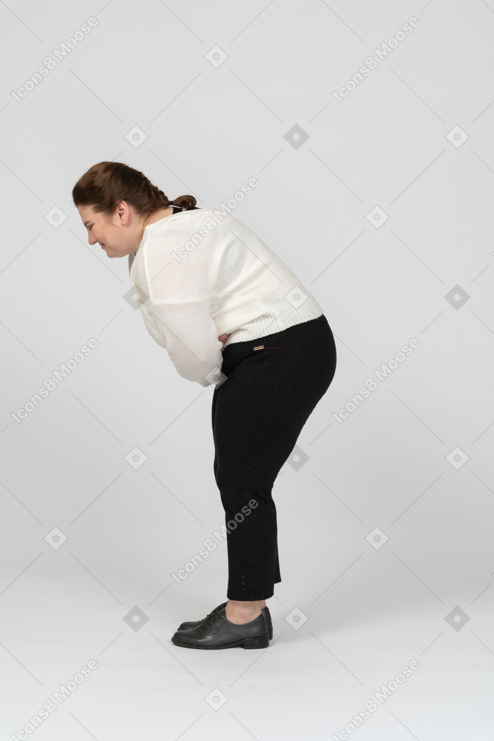 Mujer de talla grande en ropa casual que sufre de dolor de estómago