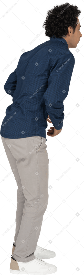 Vista lateral de um homem com roupas casuais sofrendo de dor de estômago