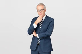 Empresario de mediana edad tocando su barbilla y pensando