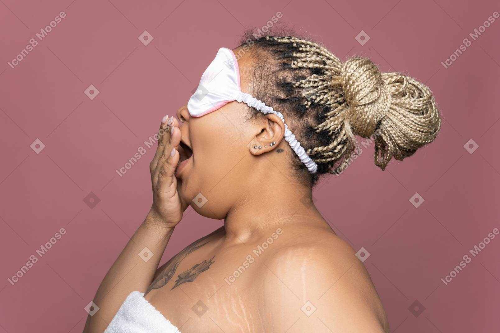 Mulher na máscara de dormir bocejando no perfil
