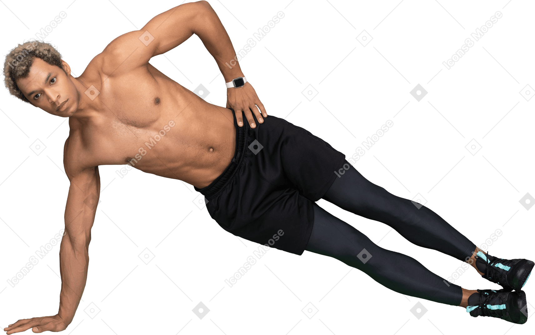 Vista de cuerpo entero de un hombre afro sin camisa de pie en una tabla lateral