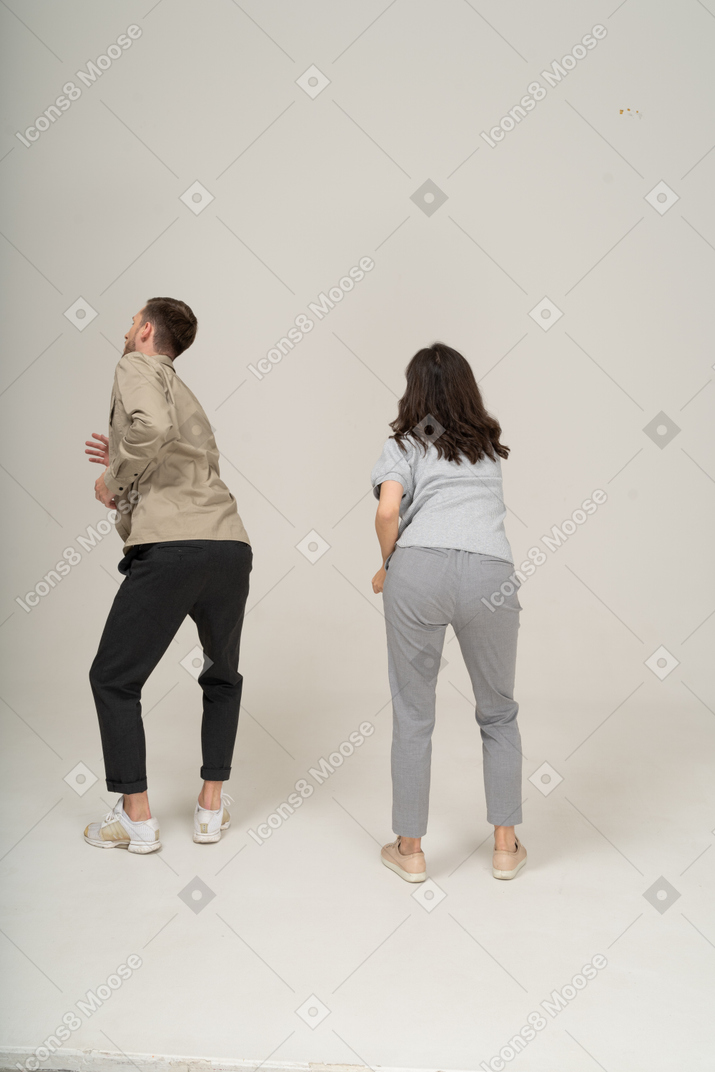 Uomo e donna che si allontanano dalla telecamera
