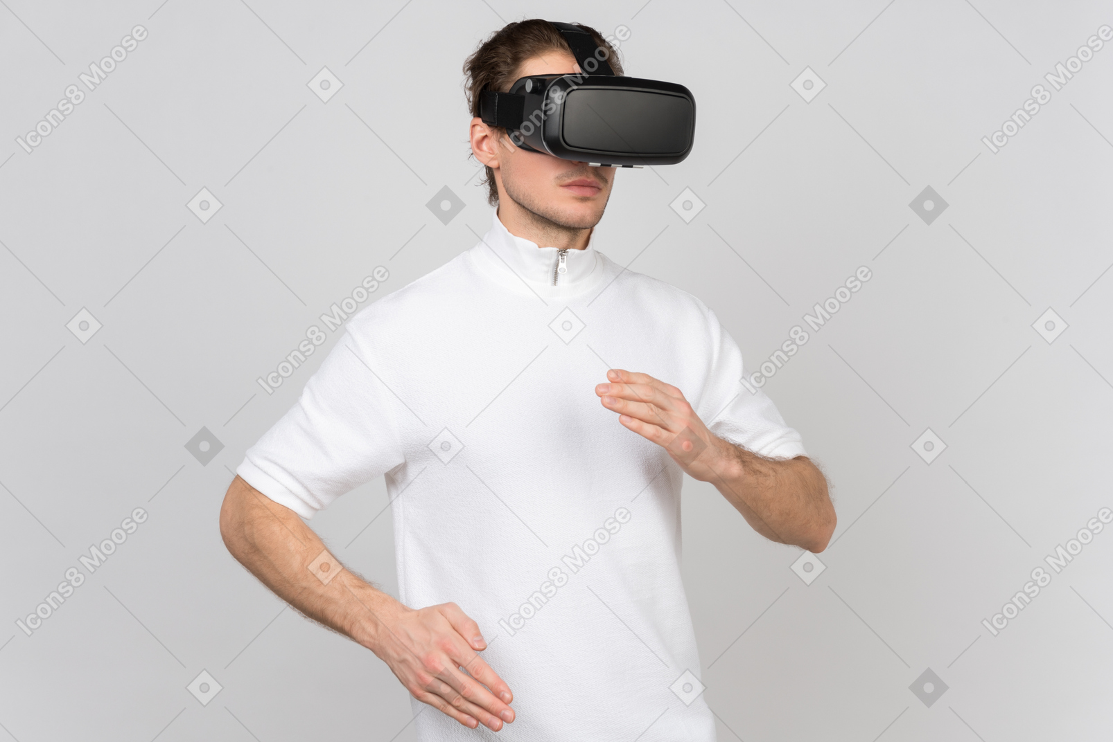 Uomo con le cuffie per la realtà virtuale che fa movimenti di danza del robot