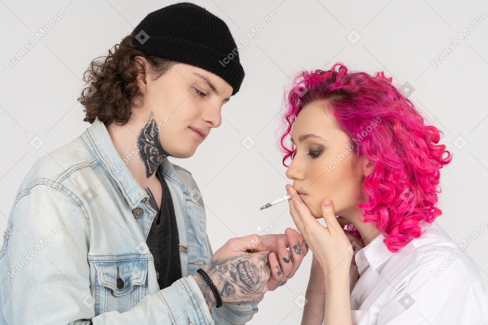 Adolescente masculino dando un cigarrillo a su novia