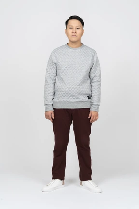 Hombre en ropa casual de pie