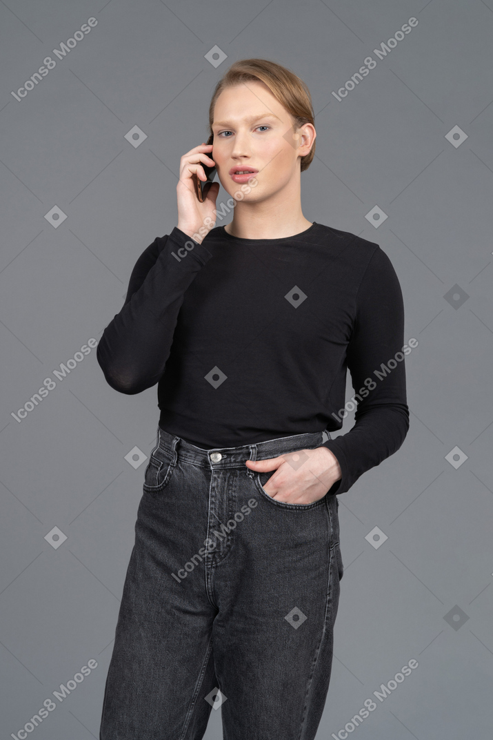 Portrait d'une personne parlant au téléphone