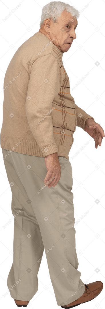 Seitenansicht eines alten mannes in freizeitkleidung zu fuß