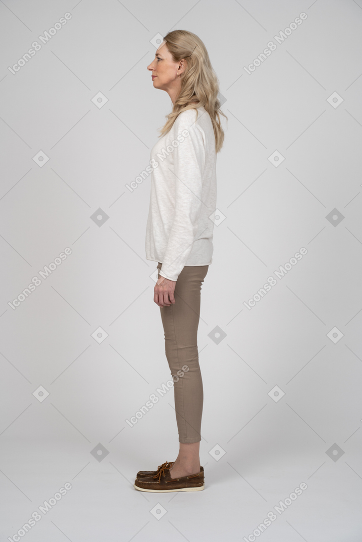 Femme en tenue décontractée debout
