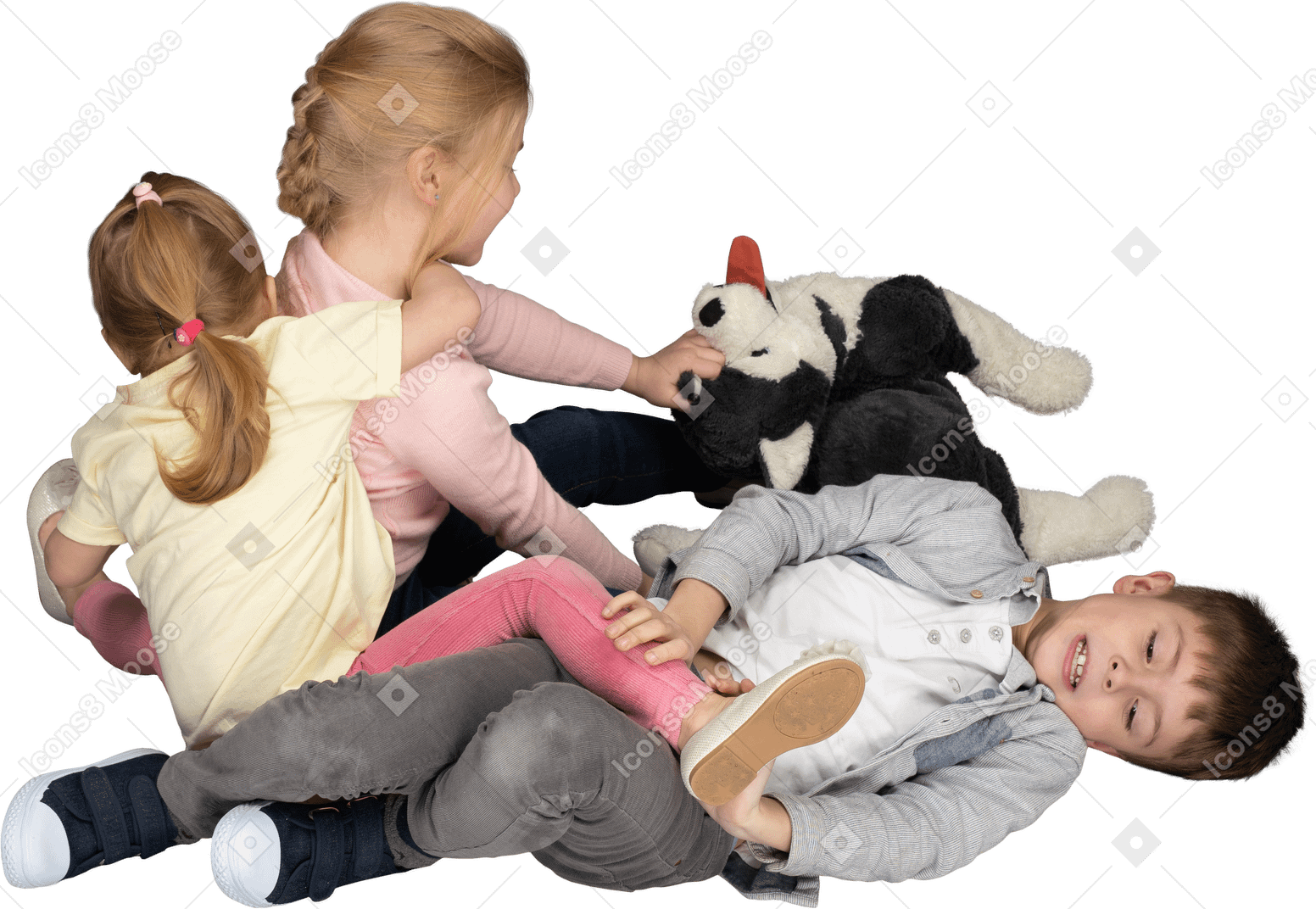 Tre simpatici bambini che giocano con il giocattolo husky