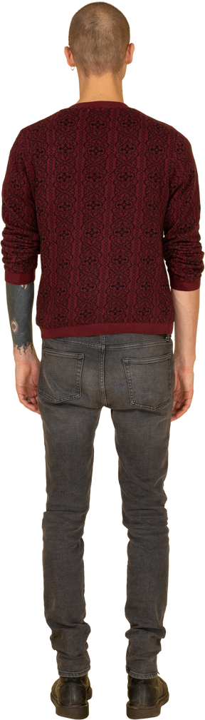 가만히 서있는 빨간 스웨터에 젊은 남자의 뒷면