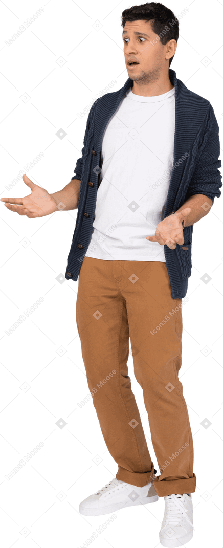 Mann in freizeitkleidung stehend