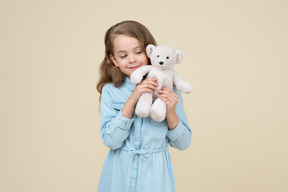 Jolie petite fille tenant un ours en peluche