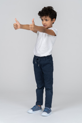 Un niño mostrando dos pulgares arriba