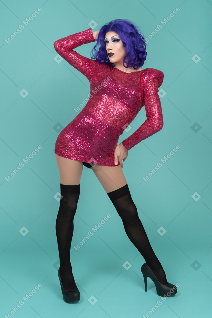 Portrait en pied d'une drag queen prenant une pose confiante