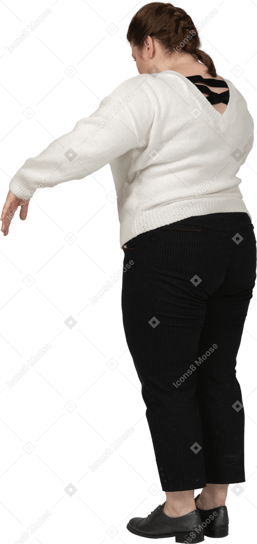 Vista laterale di una donna grassoccia in abiti casual