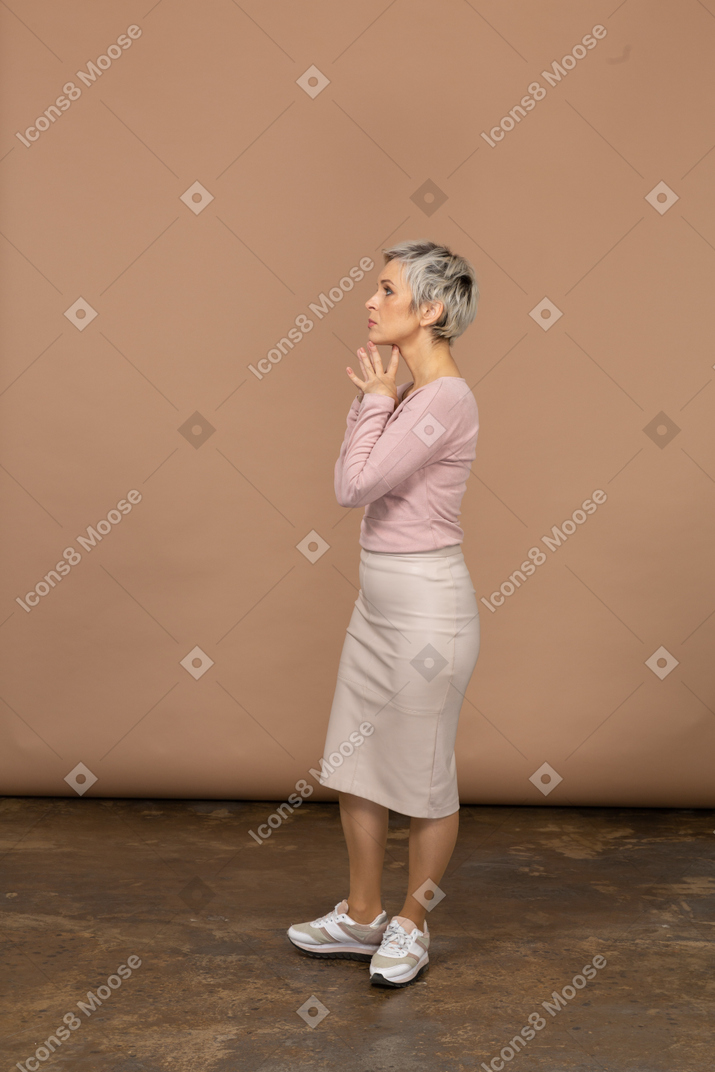 一个穿着休闲服的体贴女人的侧视图