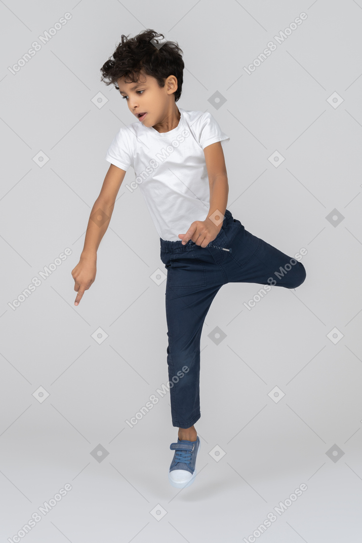 Um garoto pulando