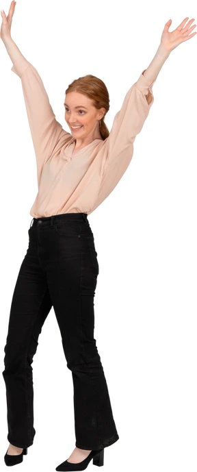 Donna in bella camicetta in piedi