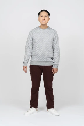 Hombre en ropa casual de pie