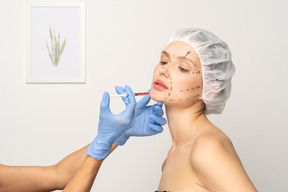 Jovem recebendo injeção de botox