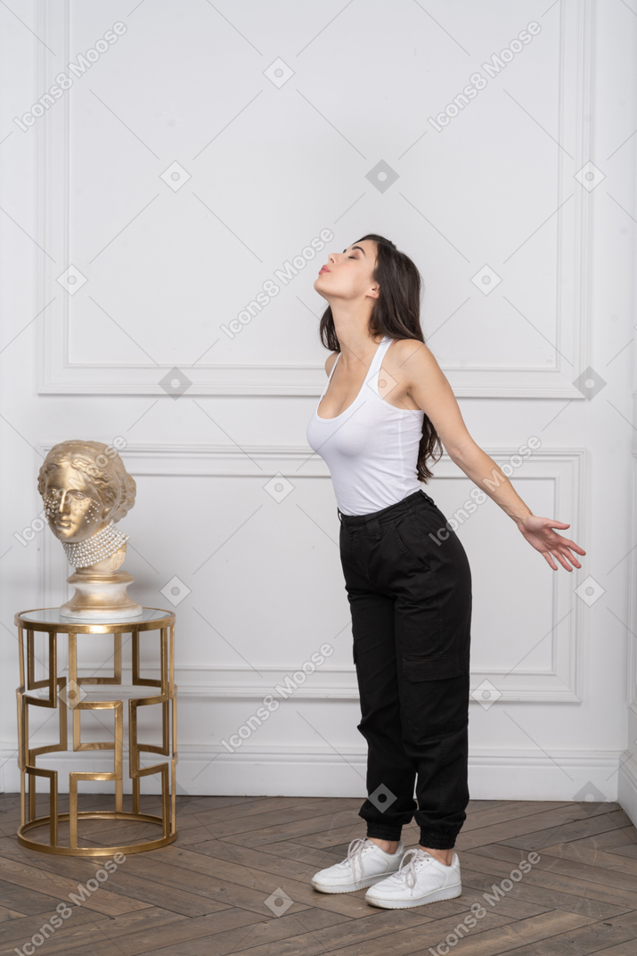 Mujer frunciendo los labios con los brazos detrás de la espalda