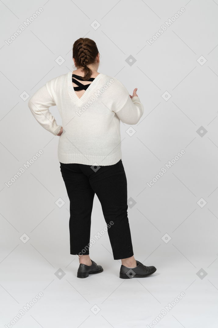 一个穿着休闲服的胖女人的后视图