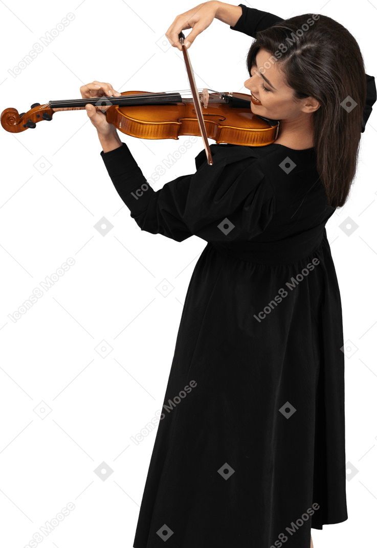 Gros plan, de, a, jeune femme gaie, dans, robe noire, jouer violon