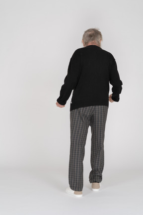 Vista traseira de um homem idoso com punhos cerrados