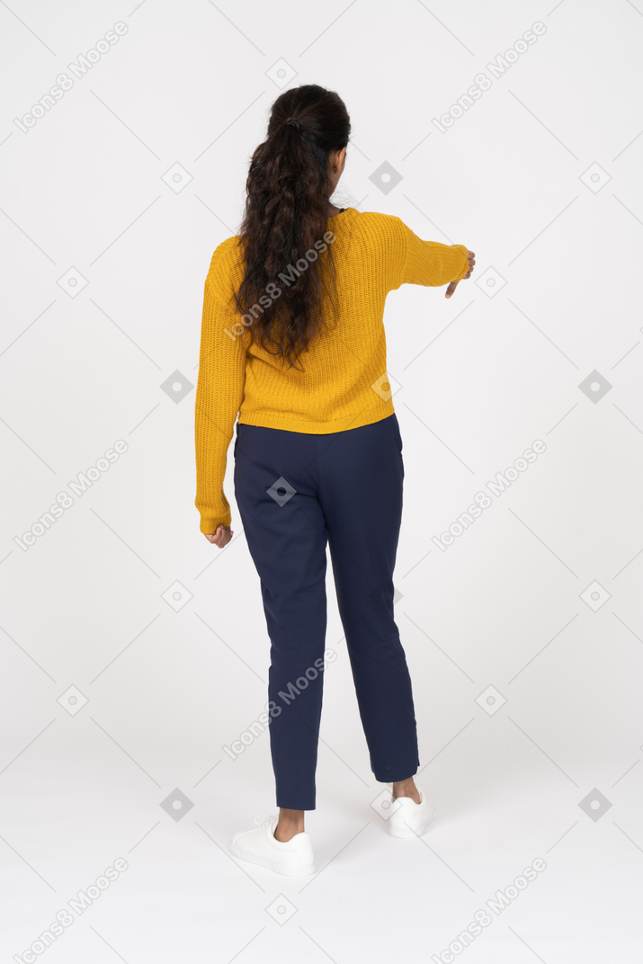Вид сзади девушки в повседневной одежде, показывая большой палец вниз