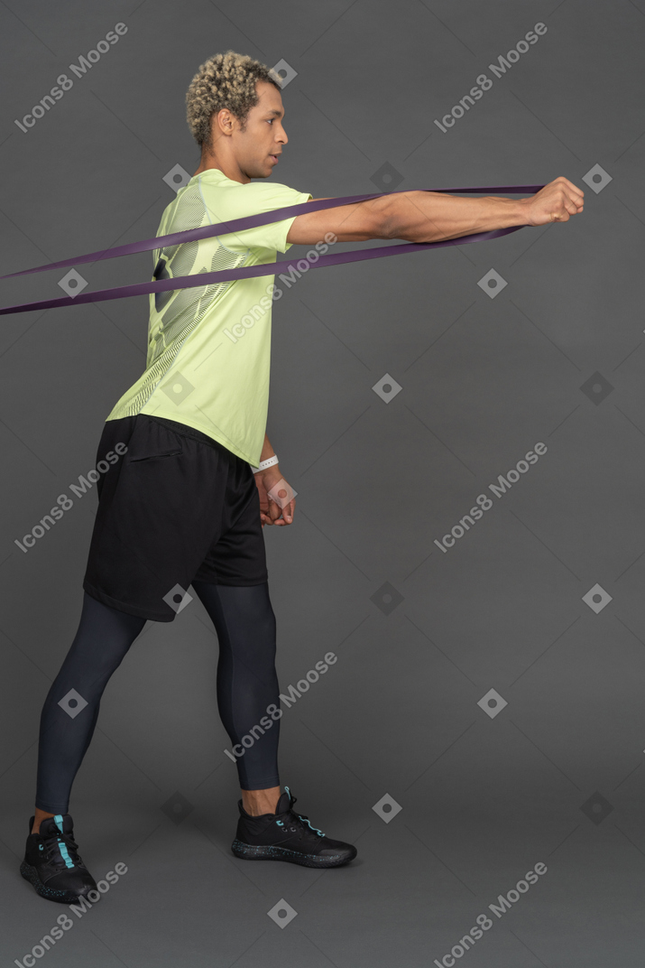 Homme utilisant une bande de résistance pour faire de l'exercice