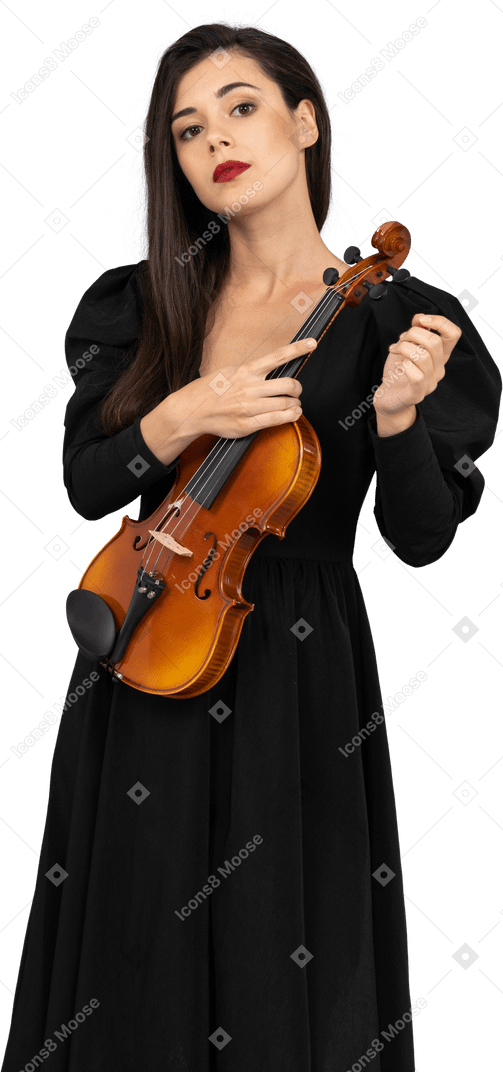 Vue de face d'une jeune femme en robe noire tenant le violon