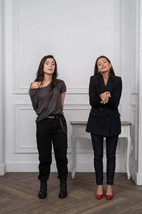 Vue de face de deux femmes