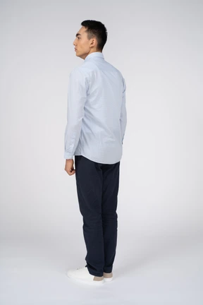 Uomo in abiti casual in piedi