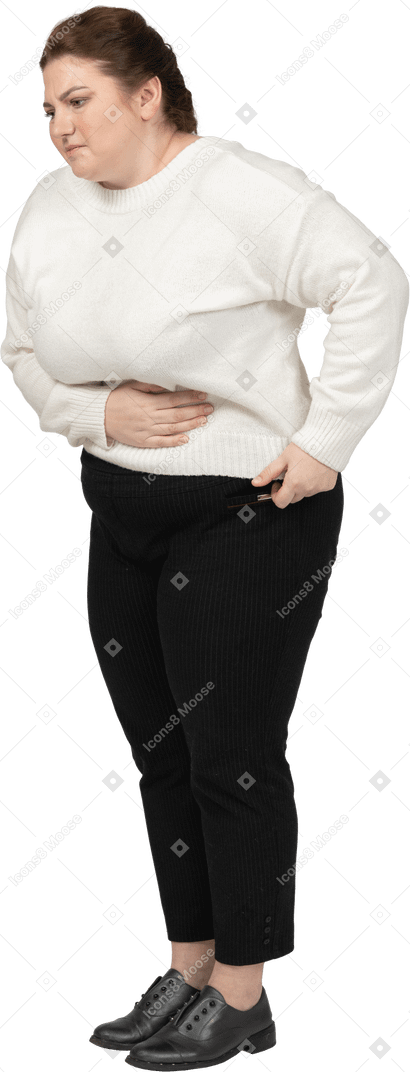 Mujer de talla grande en ropa casual que sufre de dolor de estómago