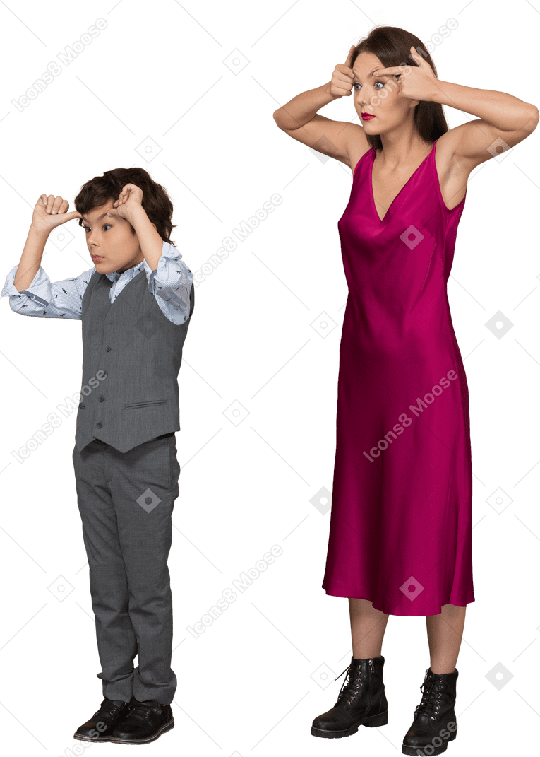 Vista lateral de um menino e uma mulher arregalando os olhos