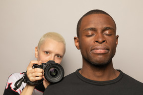 Fotógrafo feminino atirando em um homem