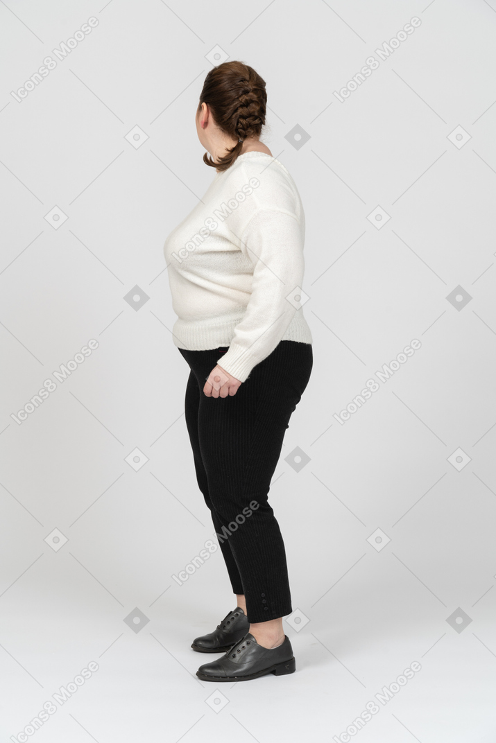 Плюс размер женщина в повседневной одежде стоя