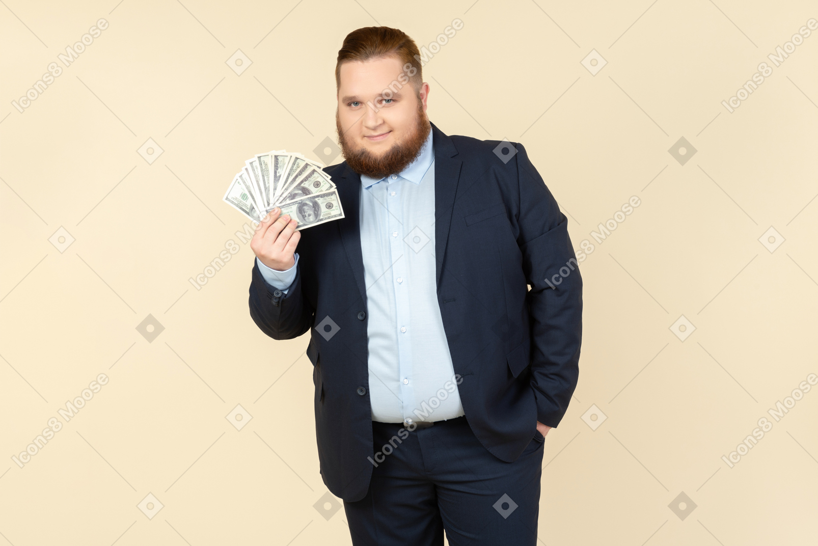Мужчина большого размера в черном костюме с долларовыми банкнотами в руках