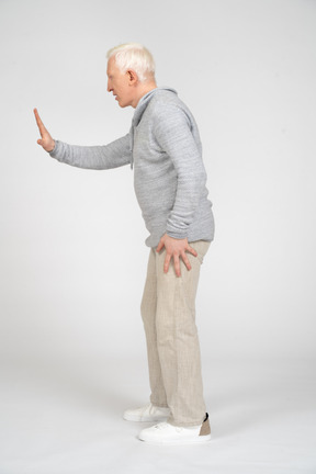 Vista lateral do homem mostrando o gesto de parada
