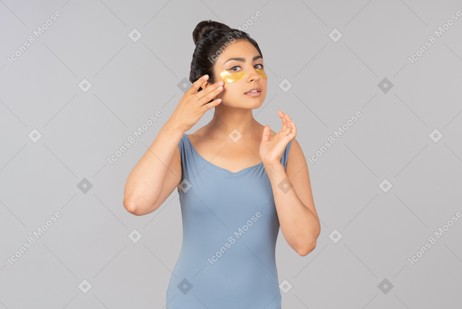 Giovane donna indiana con bende sull'occhio sul viso
