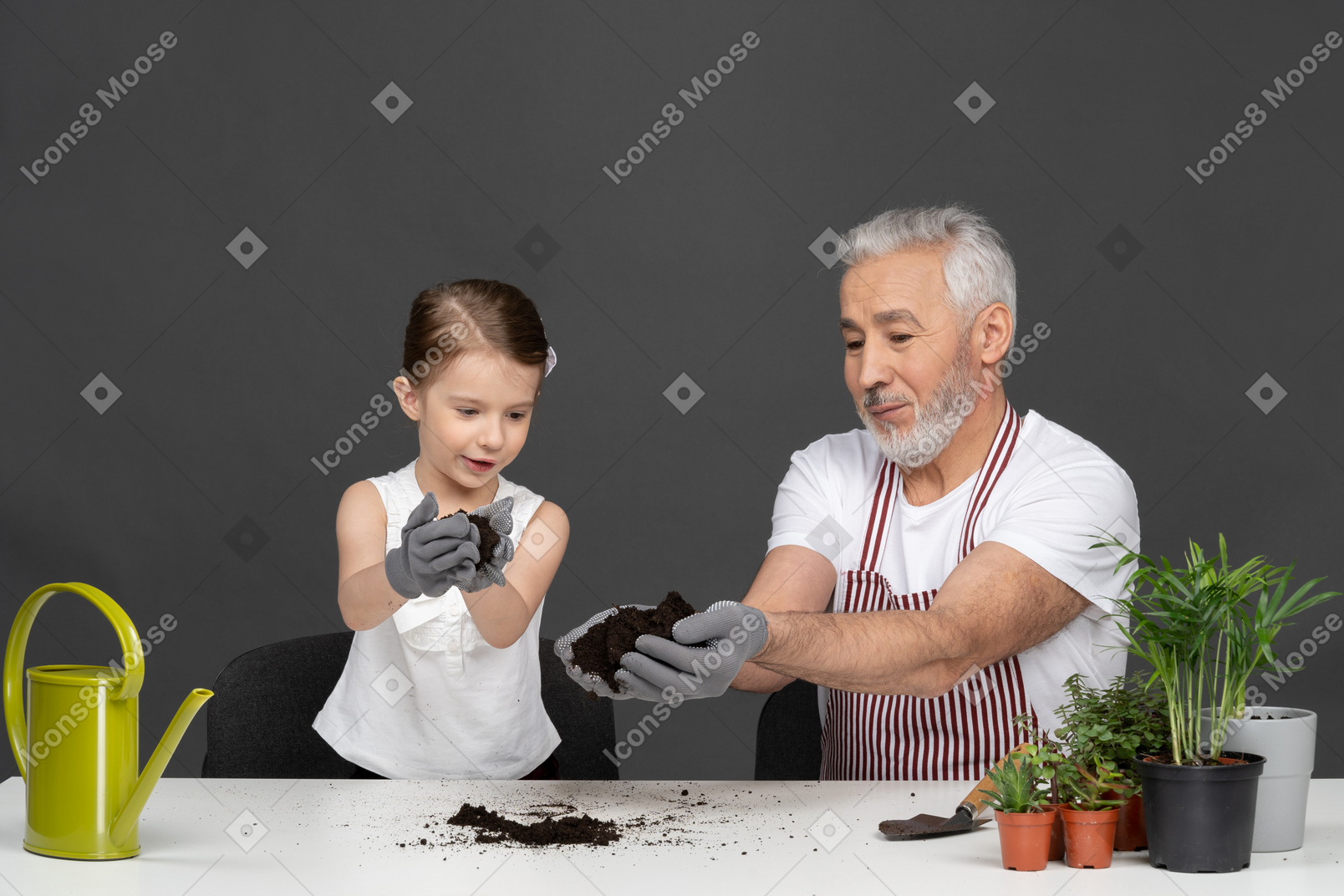 Niña y hombre maduro de jardinería
