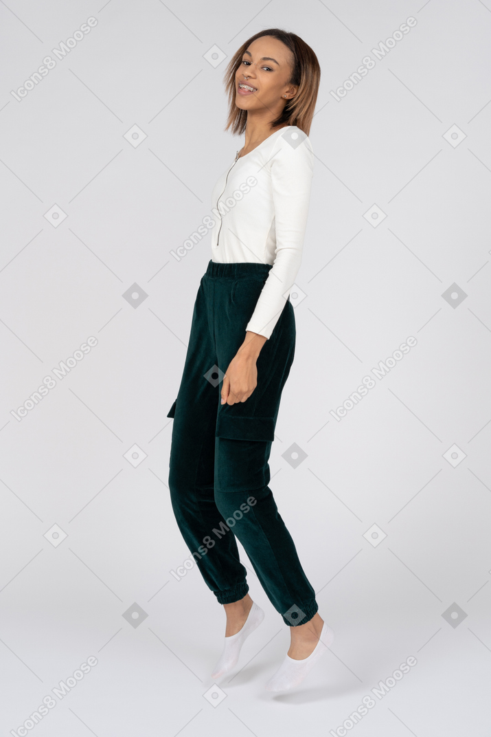 Frau in freizeitkleidung springend