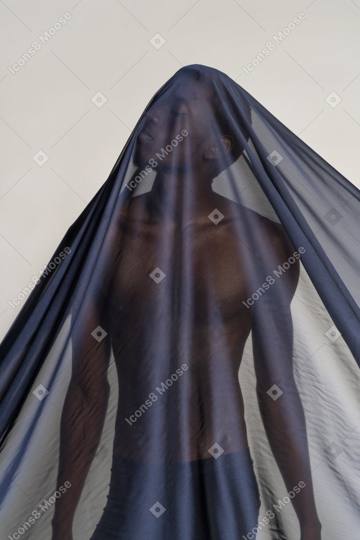 Vista frontal de un joven afro cubierto con un chal azul oscuro
