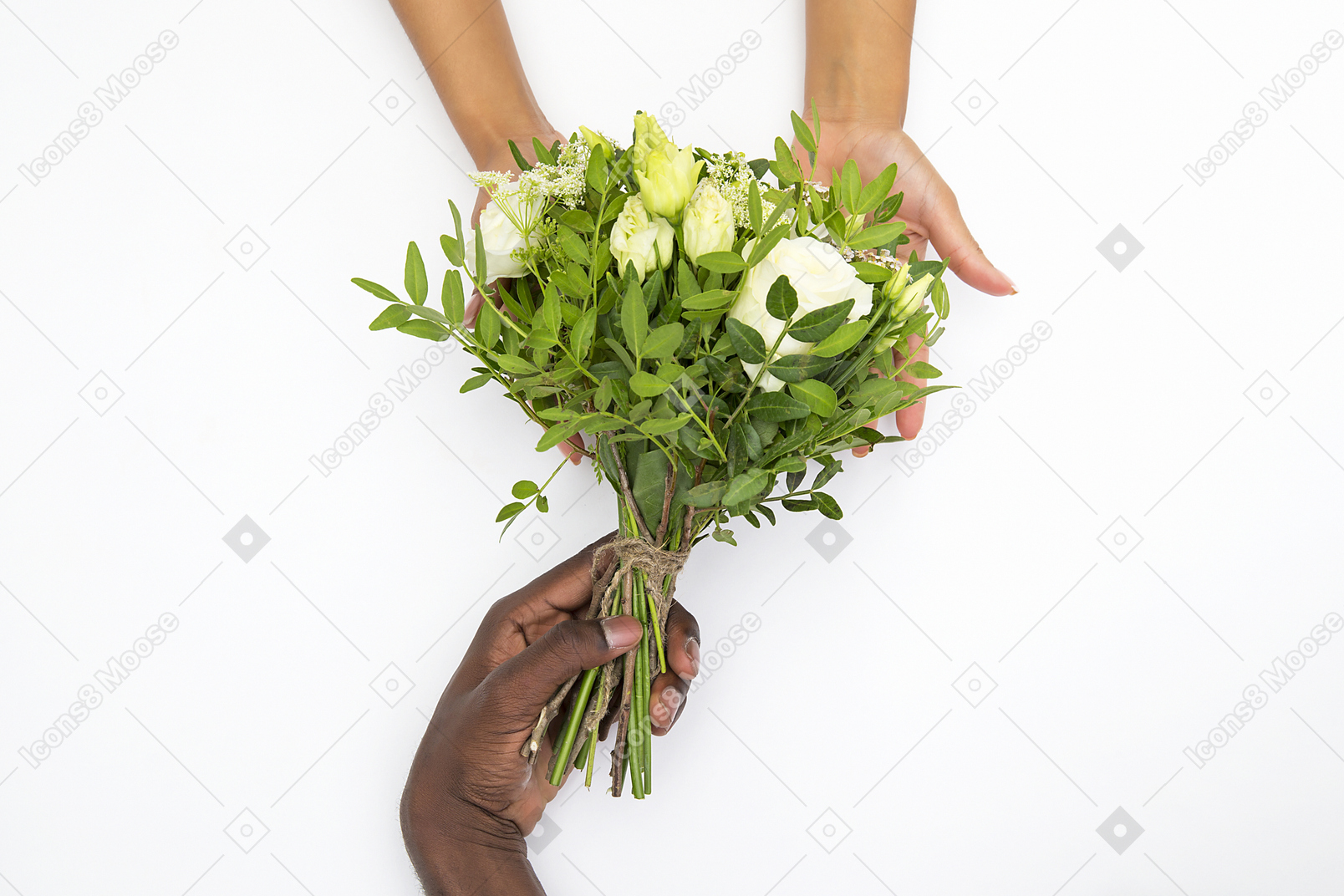 Schwarze männliche und weiße weibliche hand, die blumenblumenstrauß hält