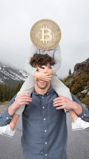 Der lächelnde mann mit dem kind im bitcoin-gesicht auf den schultern fährt auf einer bergstraße